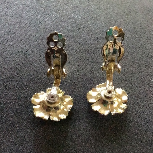 Gold tone metal clip on earrings - Picture 2 of 3
